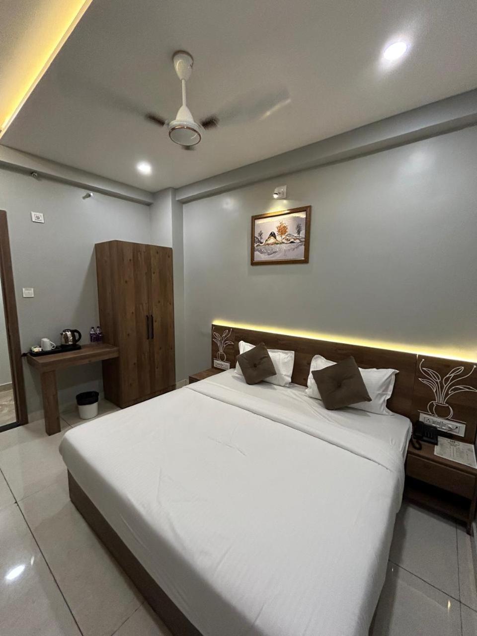 Hotel Holiday Icon Dwārka Kültér fotó