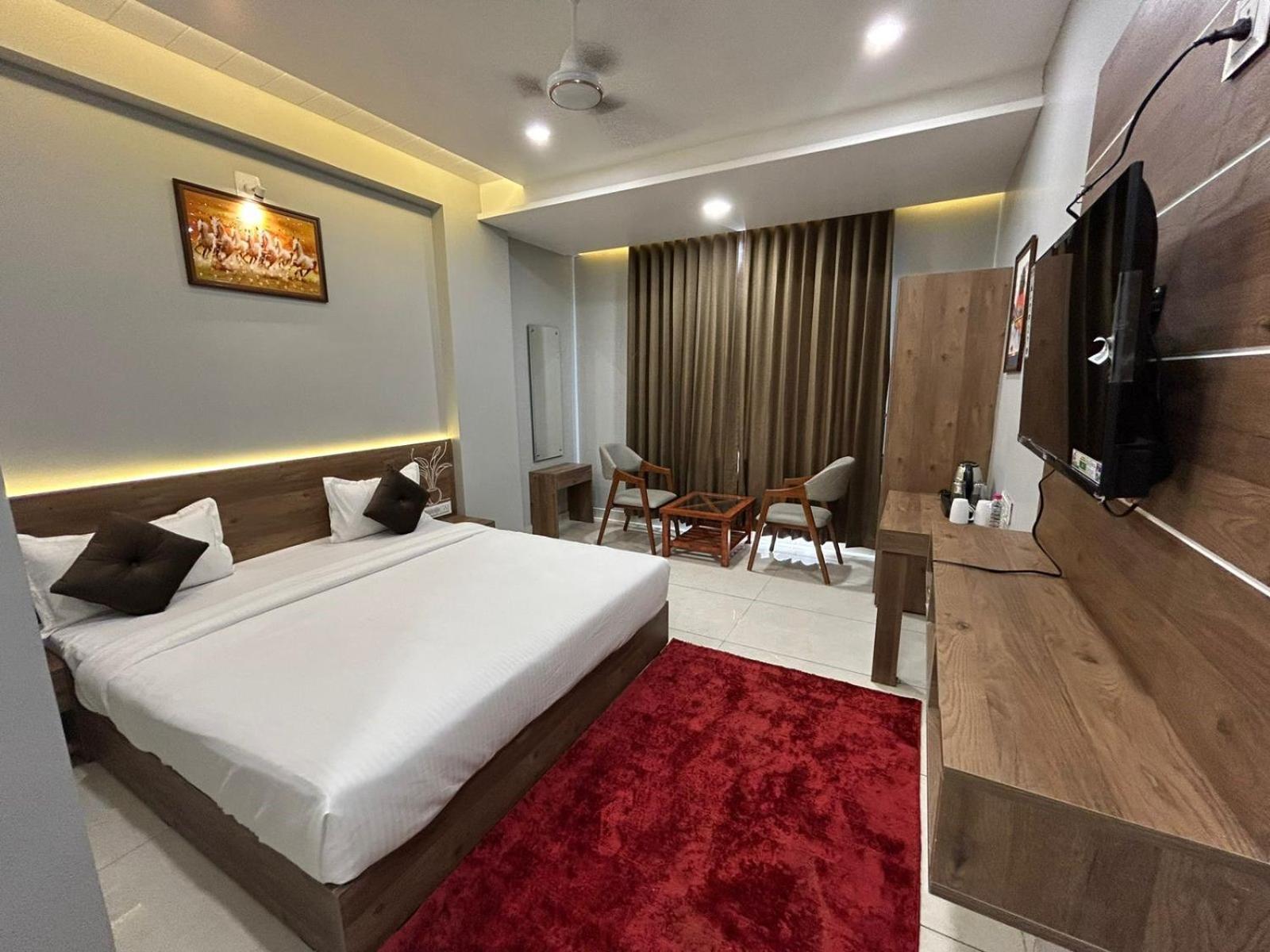 Hotel Holiday Icon Dwārka Kültér fotó